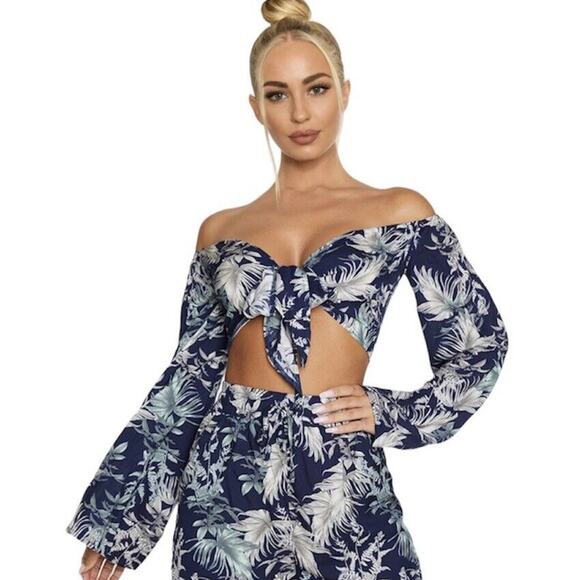NWT Pretty Little Thing Blue Leaf Print Tie-Front Bell Sleeves Crop Top Size 10 - Picture 1 of 11
